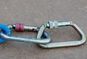 能把兩個(gè)安全鉤連接到一起使用嗎